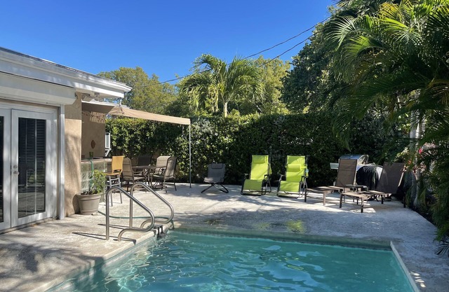 Low Key Paradise ** GROßER, PRIVAT HEIZBARER POOL UND PATIO ** 1/2 Meile vom Strand entfernt