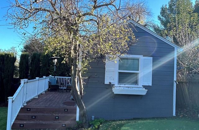 Large, private Studio with 1 Bath in beautiful Emerald Hills - 30 day minimum