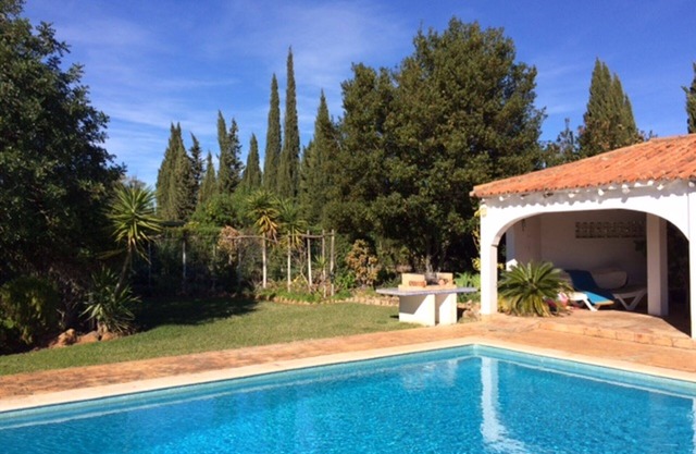 Schöne, große Villa (300 m2) mit privatem Pool, wunderschönem Garten und vier Schlafzimmern!