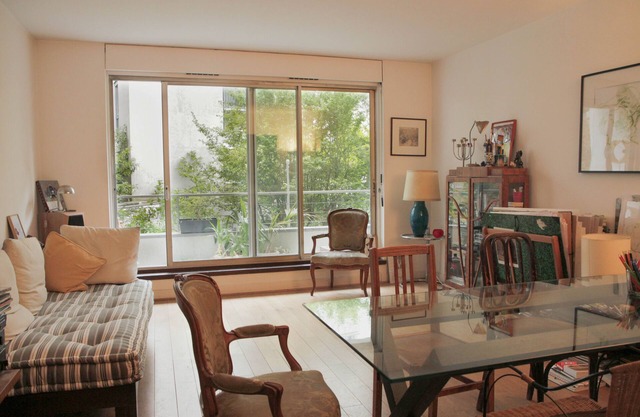 Große, ruhige und helle Zweizimmerwohnung mit Balkon und Blick auf den Garten 5 Minuten von der Sacré Coeur entfernt