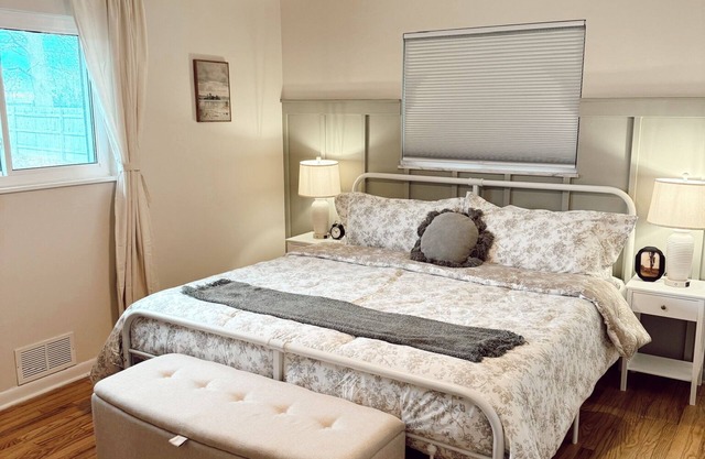 Large Ranch House Private Sleeps 12 Big Living Room and Back Yard Close Downtown
