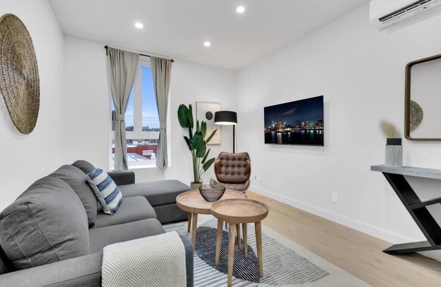 Large renovated 1 bedroom, king bed, sleep 4
