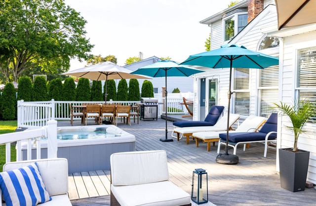 Schönes Haus im Kolonialstil mit Pool / Whirlpool / Tischtennis in Bellport Village