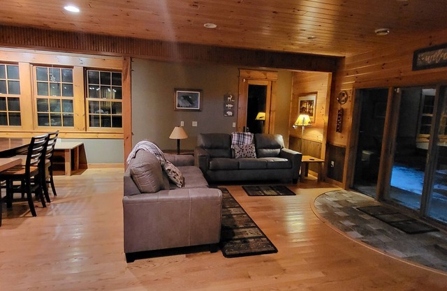 Large Lake Retreat perfect for all with 15ac in Crosslake on semi-private lake