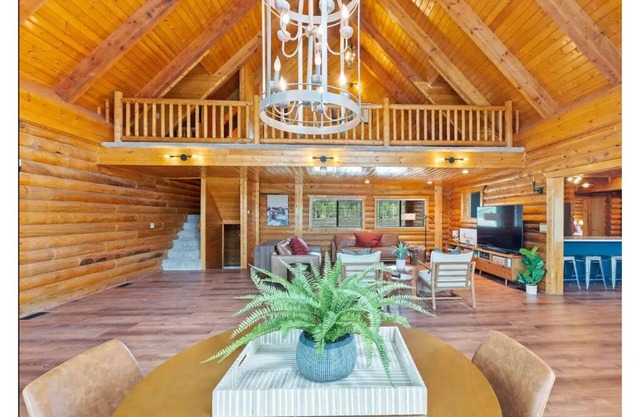 Large Elegant Reunion Cabin by Lake and Ski Resort