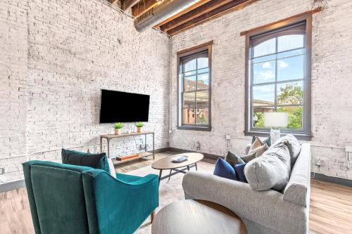 Large Riverfront Loft - Walk to Arch & America's Center