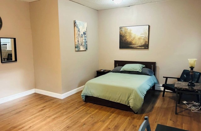 Large room with private bathroom near Whole Foods