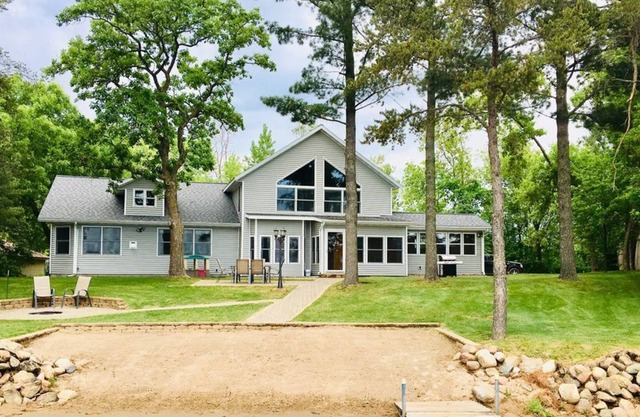 Large Sandy Beach House, with boat rental option! 4 bedroom, 3 bath, sleeps 12