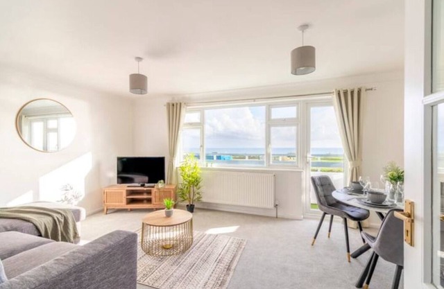 Large Sea View 2 bedroom Sleeps 6 - Free Parking