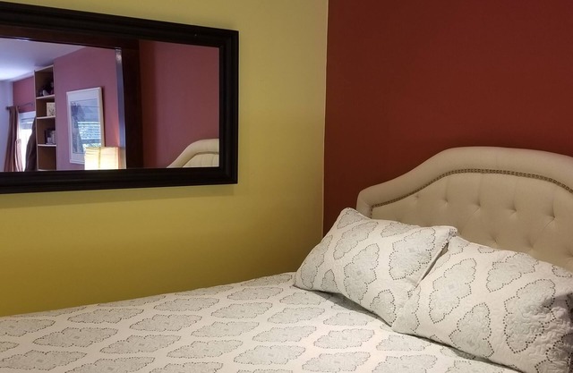 Large secluded guest suite with patio & garden looking on the Golden Gate Bridge