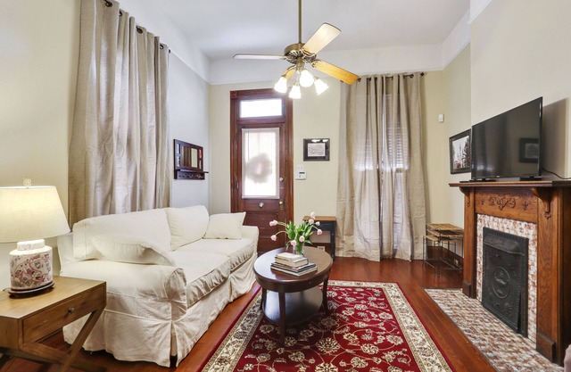 Großes Doppelzimmer in perfekter Uptown-Lage nahe Magazine und State St.
