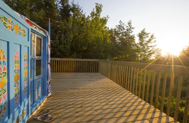 Große himmelblaue Jurte bei Cabot Shores Wilderness Resort