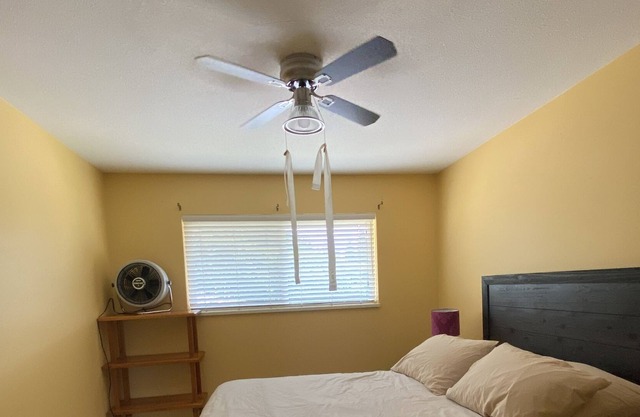 Large space, family friendly. Roberts Creek Home