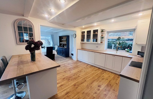 Large spacious bungalow, parking for 4 cars, pets welcome!