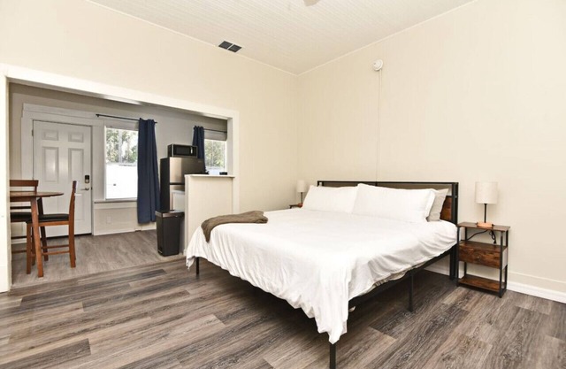 Large Studio Apartment Downtown