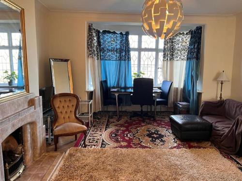 Large Studio flat near Heathrow&Thames River quiet area&historic features