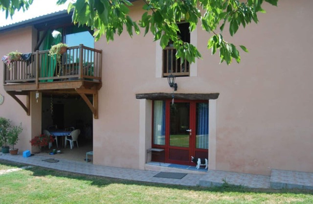 Großes Studio, umgeben von einem weitläufigen Garten mit Pool