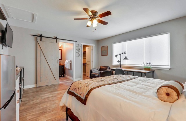 Large studio with AC washer dryer Private entrance