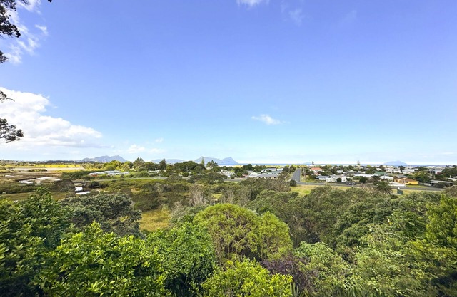 Large sunny home with stunning panoramic sea views of Bream Bay