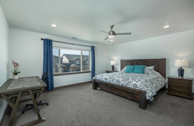 Large Townhome w/ fenced yard, 4 miles from downtown