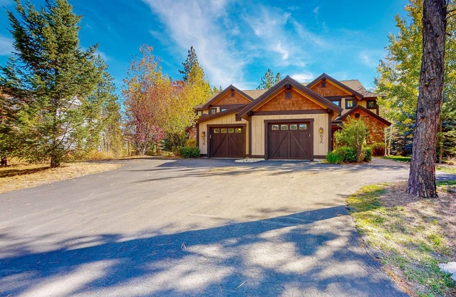 Large townhome with outdoor kitchen, open-air fireplace & mountain views