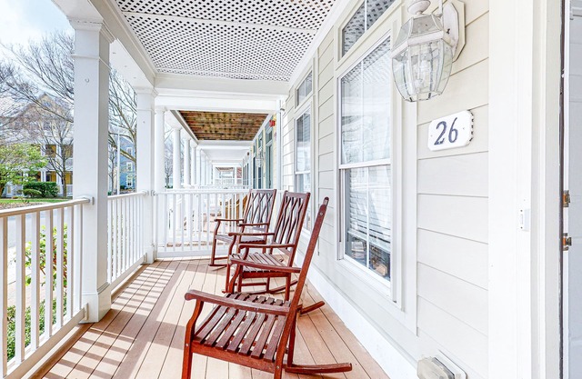 Large Townhouse w/Central AC, Shared Pool, Private W/D, Water Views, & Free WiFi