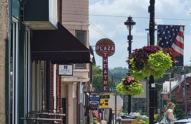 Large two floor 4-bedroom 2.5 bath apartment w AC, WiFi in downtown Glasgow KY