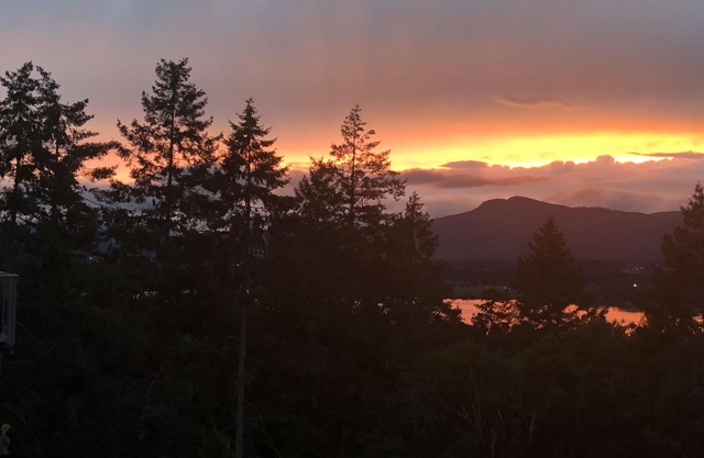 Large two level townhome in the Cowichan valley, sleeps 6