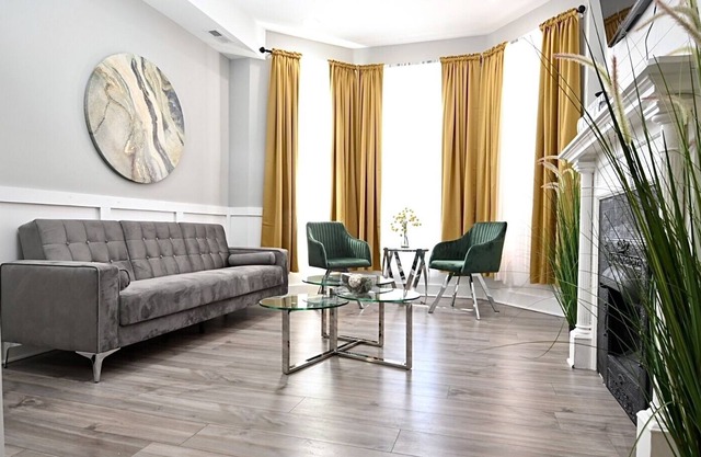Large ultra modern 3BR/1BA near Univ of Chicago