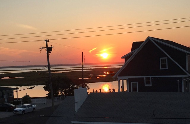* Very Large Newer Home * Teilweise Blick auf den Sonnenuntergang über dem Wasser Offener Grundriss