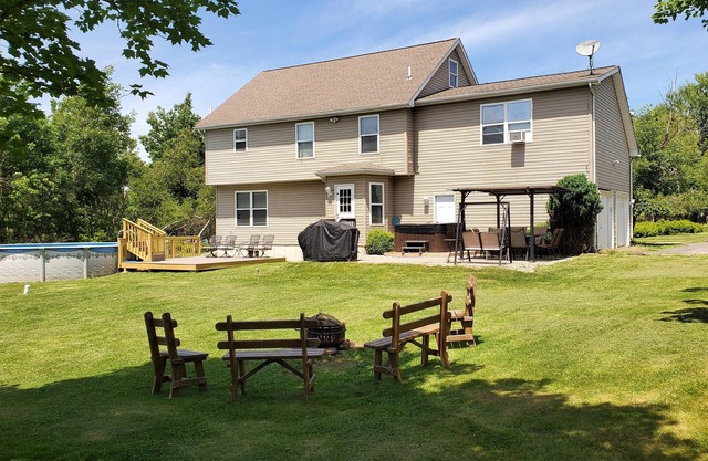 Large vacation house, private pool and hot tub, lots of privacy, perfect getaway