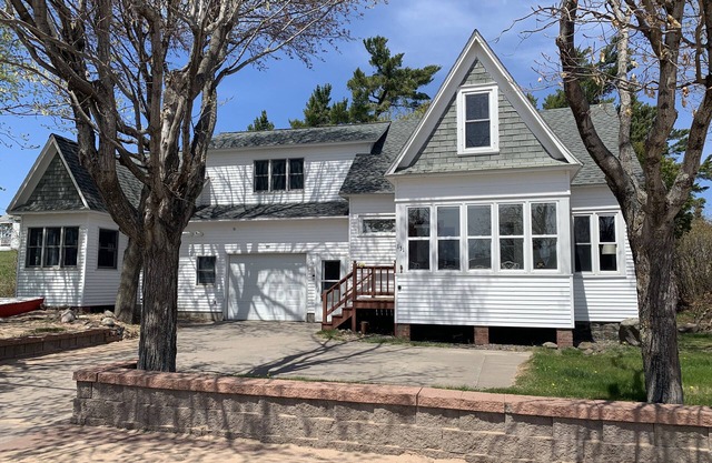 Large Vacation Home Across from Lake Superior & Short Walk to Lighthouse!!