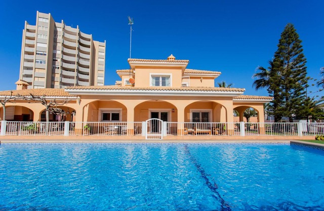 Large villa 2nd Line of the Mediterranean for 22 px