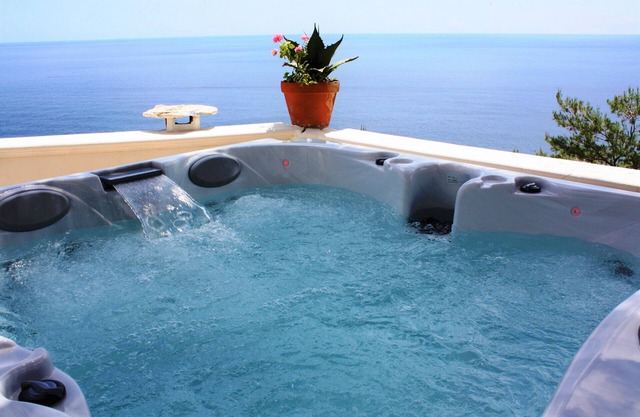 Große Villa mit Außenwhirlpool über dem Meer