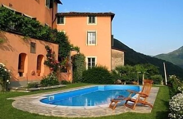 Große Villa in der Nähe von Lucca in der Toskana mit Pool und Bergblick
