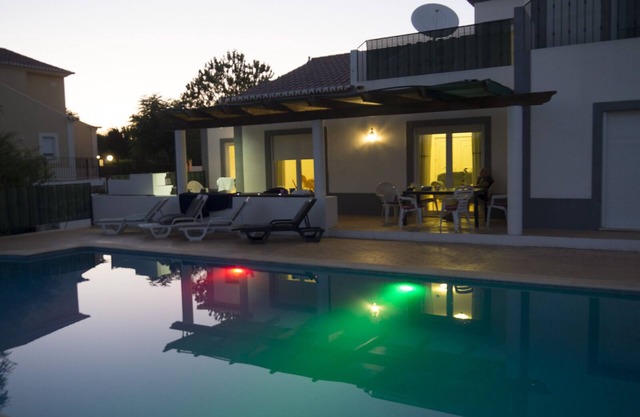 Große Villa, Balkon & Solar beheizter Pool, Klimaanlage, Wi-Fi, Spielzimmer