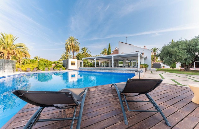 Large villa with huge garden and swimming pool, perfect for groups and events