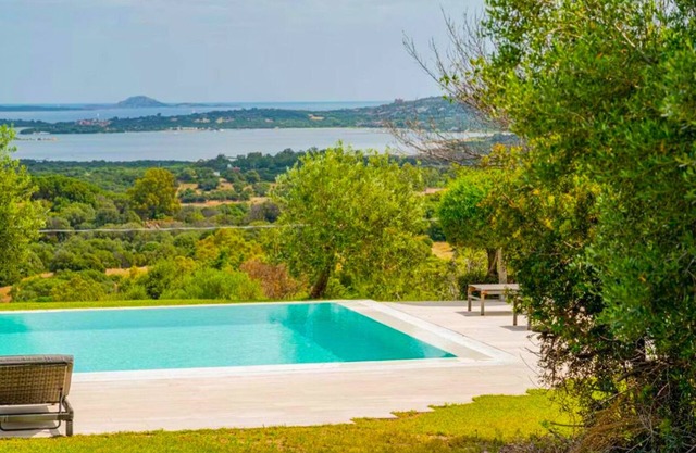 Große Villa mit Pool, umgeben von viel Grün, Meerblick - Costa Smeralda