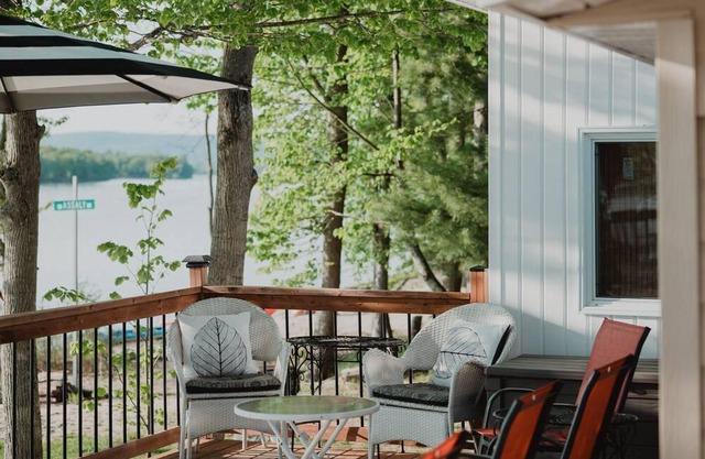 Large Waterfront Cottage with Beautiful Sunroom and Large Deck