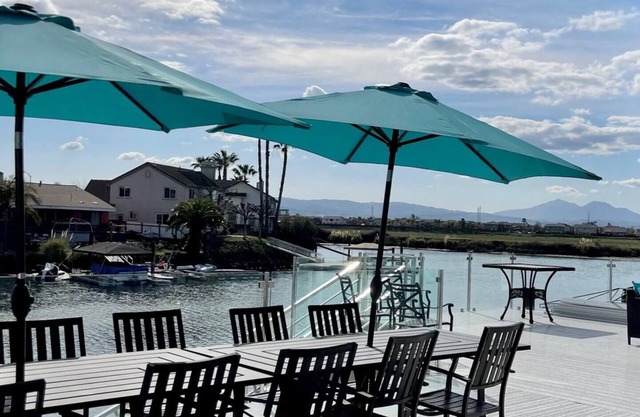 Large water front Discovery Bay home-5 mins to fast