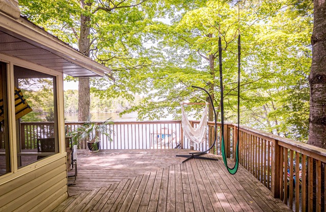 Large Waterfront Cottage! 5 bedrooms (max 12)! Kayaks, SUP, Water Slide, Beach