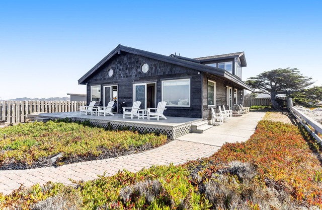 Großes Haus am Wasser mit möblierter Terrasse und privater Bucht - Panoramablick