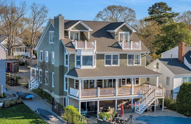 Large waterfront home w/ pool