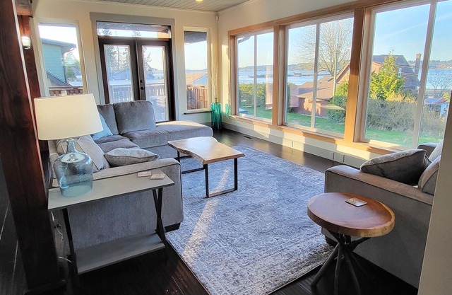 Large west coast home near the seaside