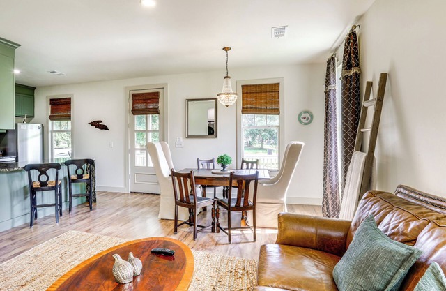 Large Yard: 'Pascagoula Peach' Home in Baton Rouge
