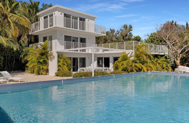 Largo Manor Summary: