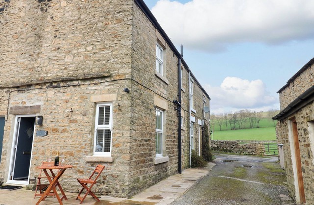 LARL COTTAGE, romantic, with open fire in Middleton-In-Teesdale