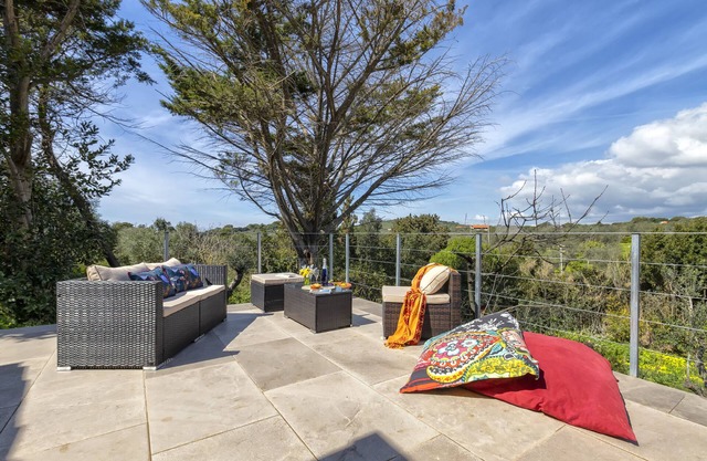 Las Abellas House surrounded by greenery, 5 minutes from the beach and the city.
