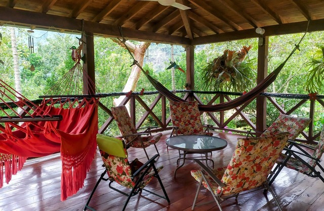 las Gitanas, en Medio de Colores, Paisajes Maravillosos y Animales de Granja