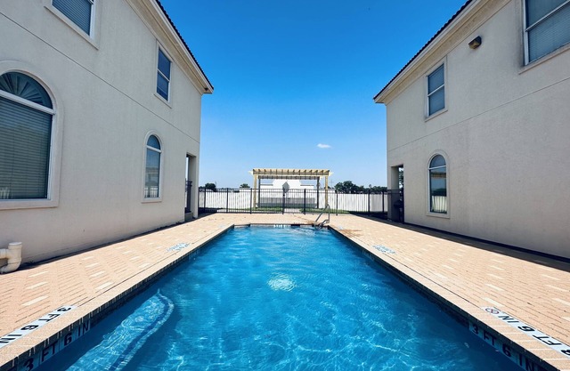 Las Jollas Luxurious Condo w/Pool & Garage, Very Close to Shopping and Airport
